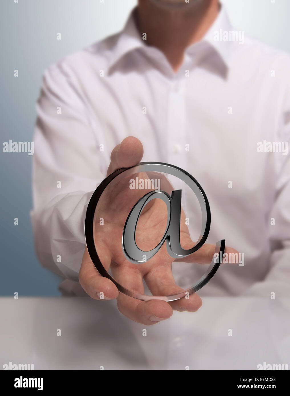 E-Mail Service und Marketing Konzept. Ein Mann hält bei Symbol in einer Hand? Stockfoto