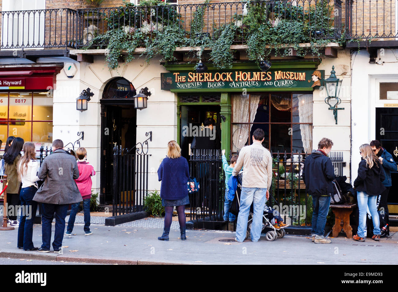 Menschen warten vor dem Sherlock Holmes Museum in der Baker Street, London, England, UK Stockfoto