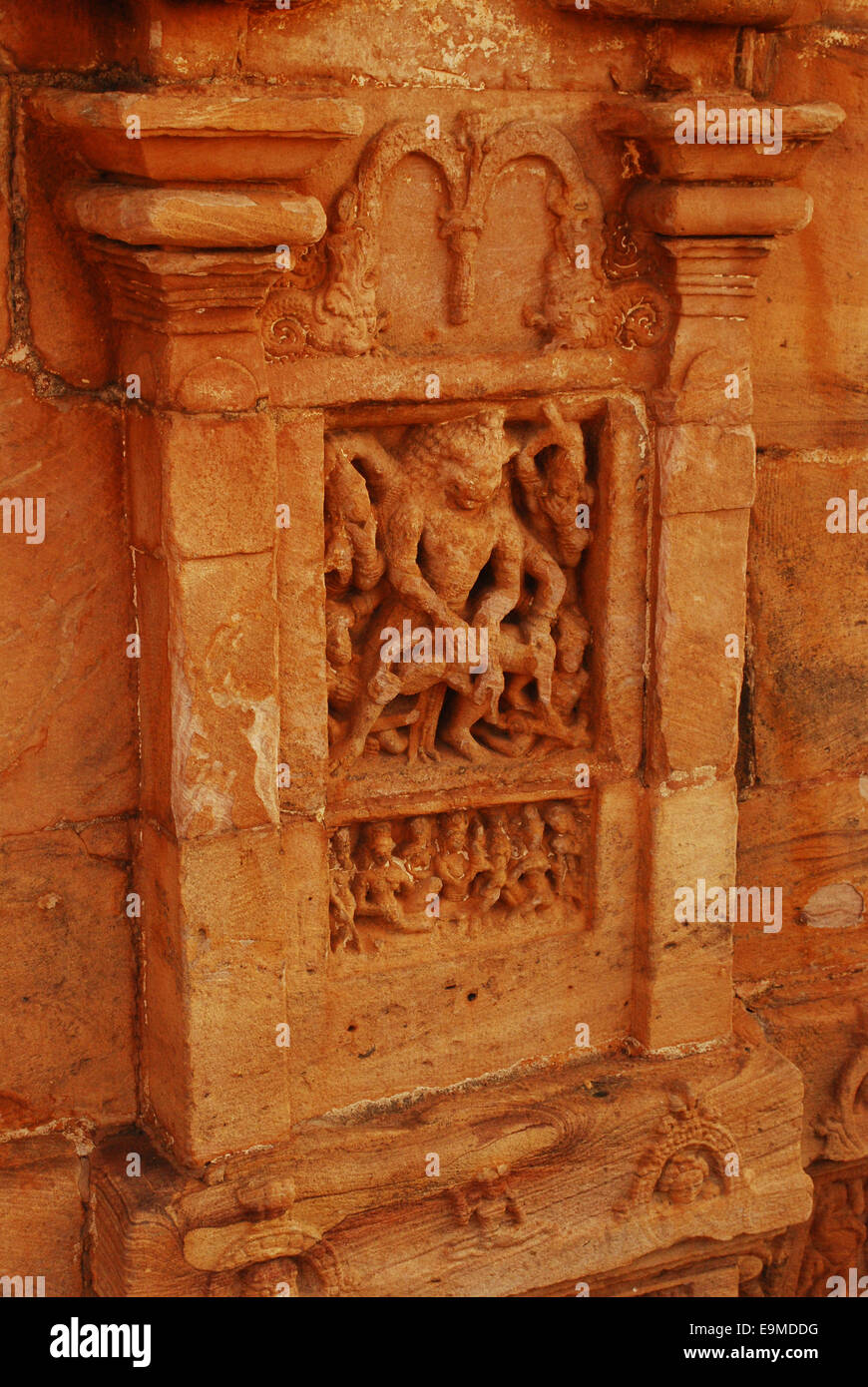 Viṣṇu als Narasimha tötet Hiraṇyakas in Pattadakal, Karnataka Stockfoto