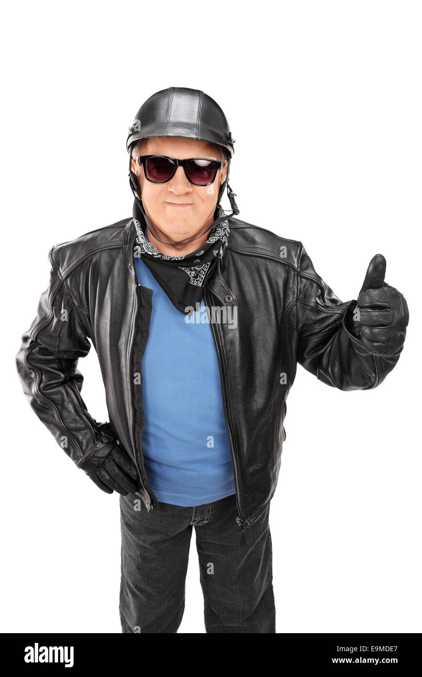 Vertikale Aufnahme eines ausgereiften Bikers geben einen Daumen oben isoliert auf weißem Hintergrund Stockfoto