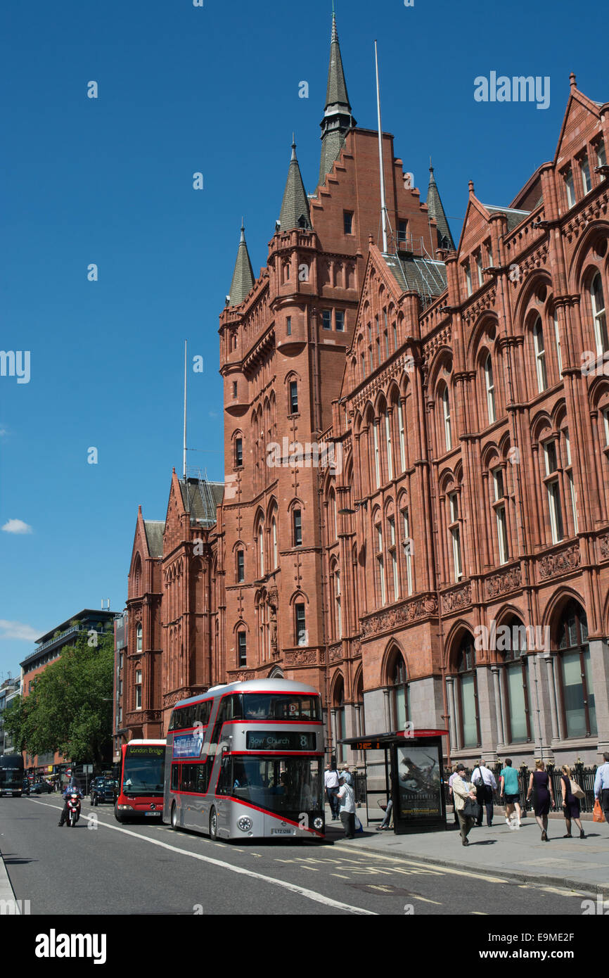 Ein silberner neuer Bus für London Routemaster übergibt vor dem ehemaligen Prudential Büro in Holborn London Stockfoto