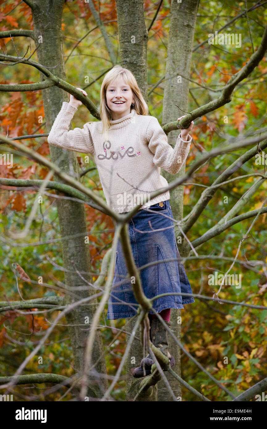 Junges Mädchen im Baum klettern Stockfoto