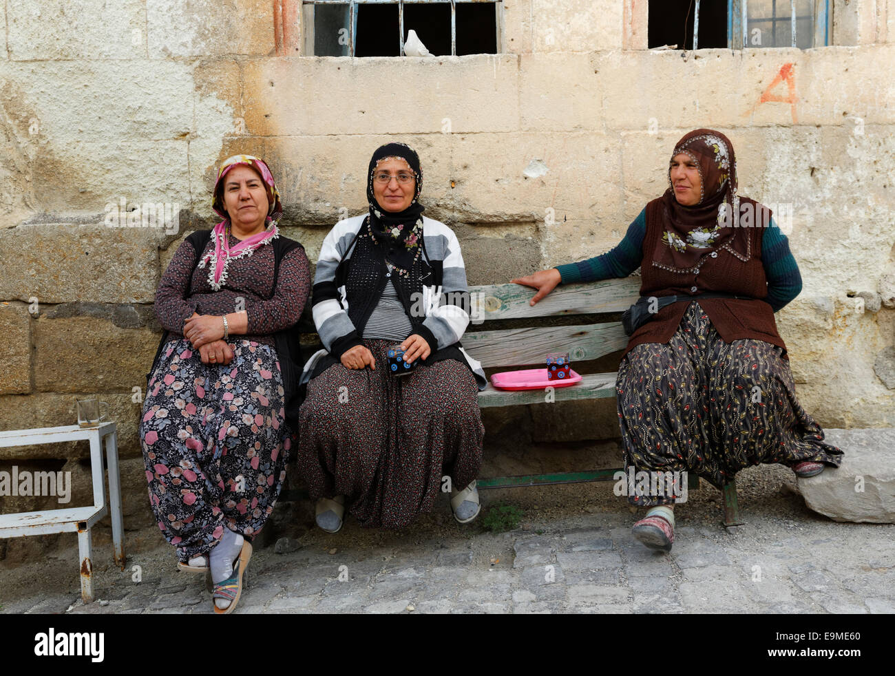 Frauen sitzen auf einer Bank, Ürgüp, Provinz Nevsehir, Kappadokien, Zentralregion Anatolien, Anatolien, Türkei Stockfoto
