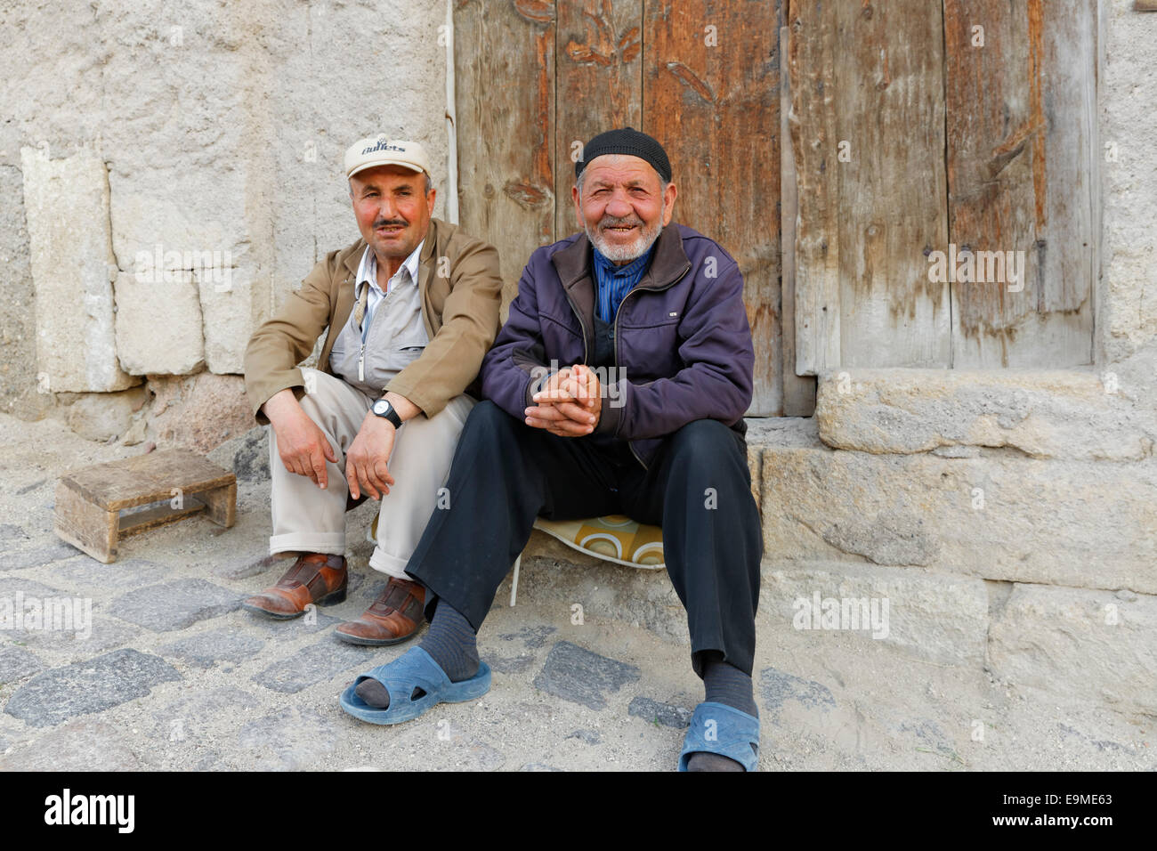 Zwei Männer sitzen, Ürgüp, Provinz Nevsehir, Kappadokien, Zentralregion Anatolien, Anatolien, Türkei Stockfoto