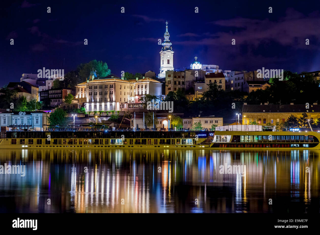 Blick über den Fluss Sava auf Neu-Belgrad, die weiße Stadt, Restaurant und Party Boote am Ufer, Savski Venac, Neu-Belgrad Stockfoto