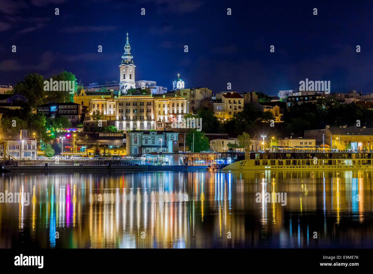 Blick über den Fluss Sava auf Neu-Belgrad, die weiße Stadt, Restaurant und Party Boote am Ufer, Savski Venac, Neu-Belgrad Stockfoto