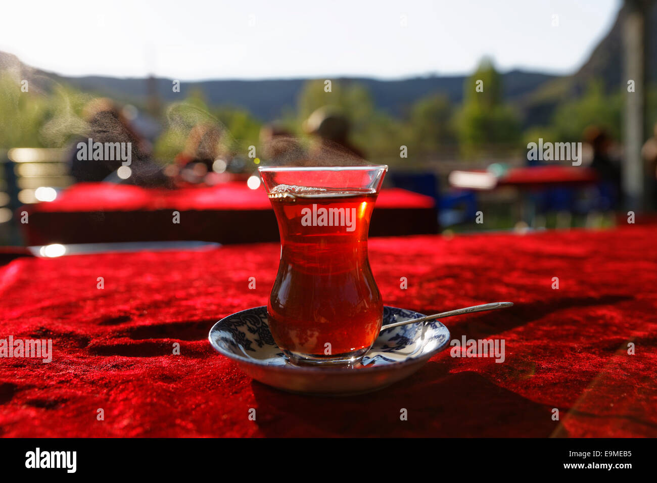 Çay, schwarzer Tee in einem Tulpenglas, Anatolien, Türkei Stockfoto