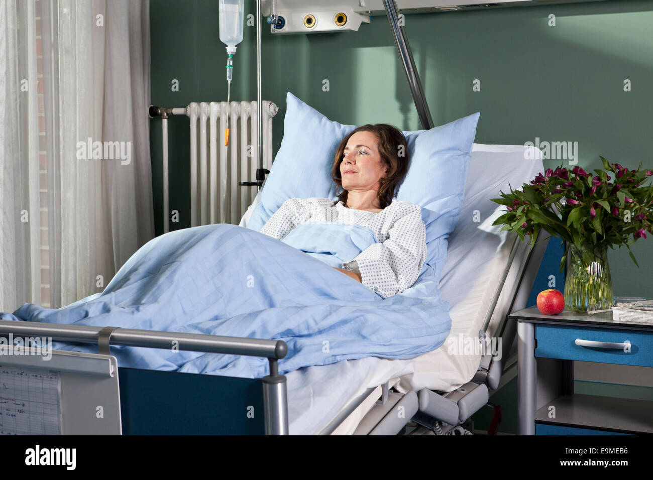 Eine Frau liegt in einem Krankenhausbett Stockfoto
