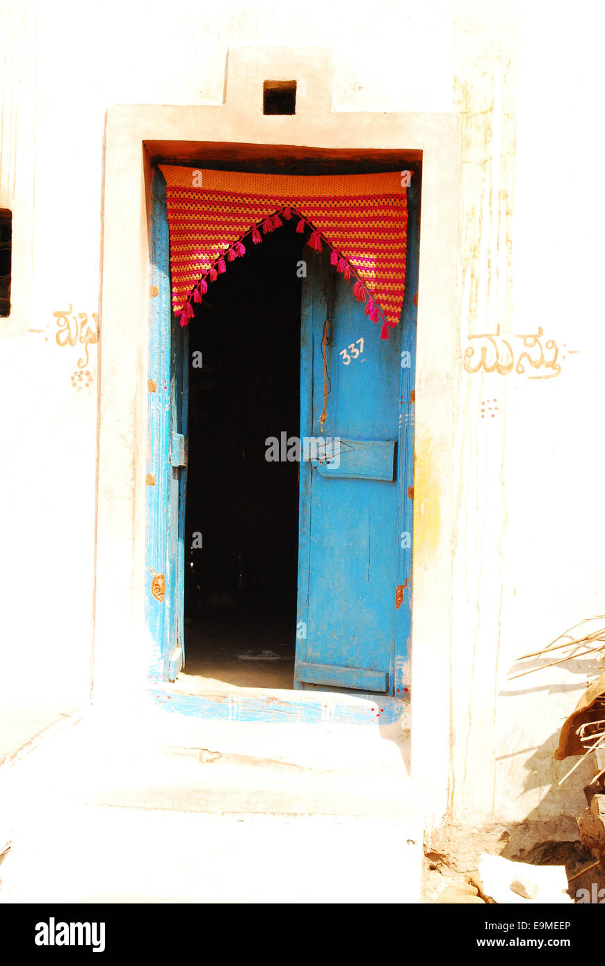 Bunte Eingang, ein Dorfhaus, Indien Stockfoto