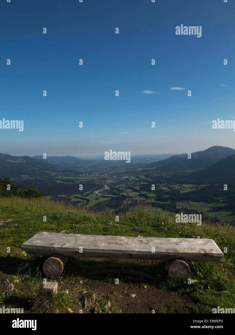Holzsitz auf Berg gegen blauen Himmel Stockfoto