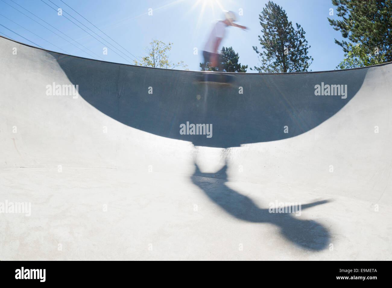 Bewegungsunschärfe Skateboarder Trick durchführen Stockfoto