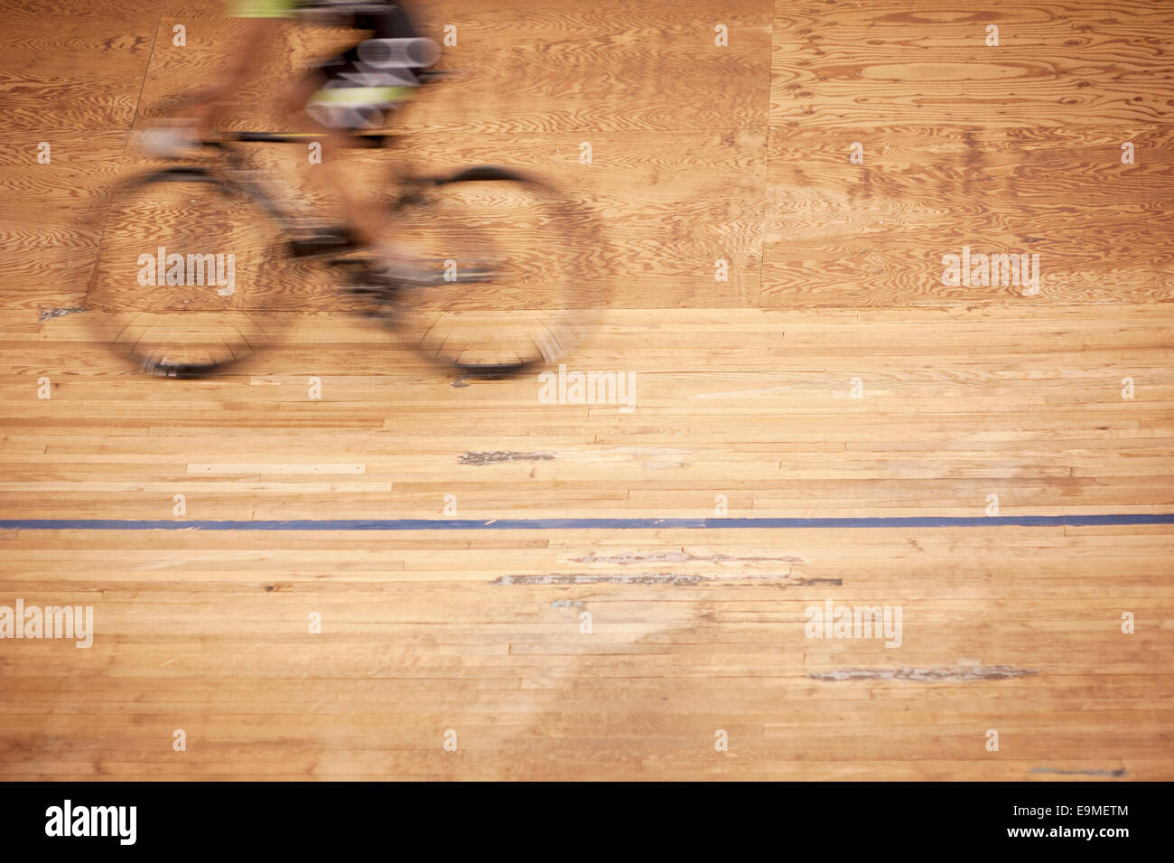 Bewegungsunschärfe des Radfahrers racing auf dem richtigen Weg Stockfoto