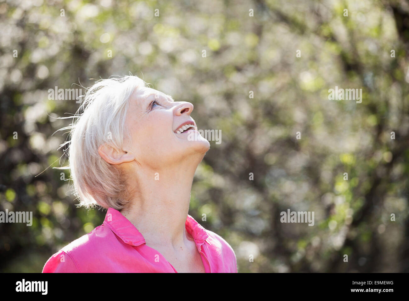 Glücklich Reife Frau Nachschlagen im park Stockfoto