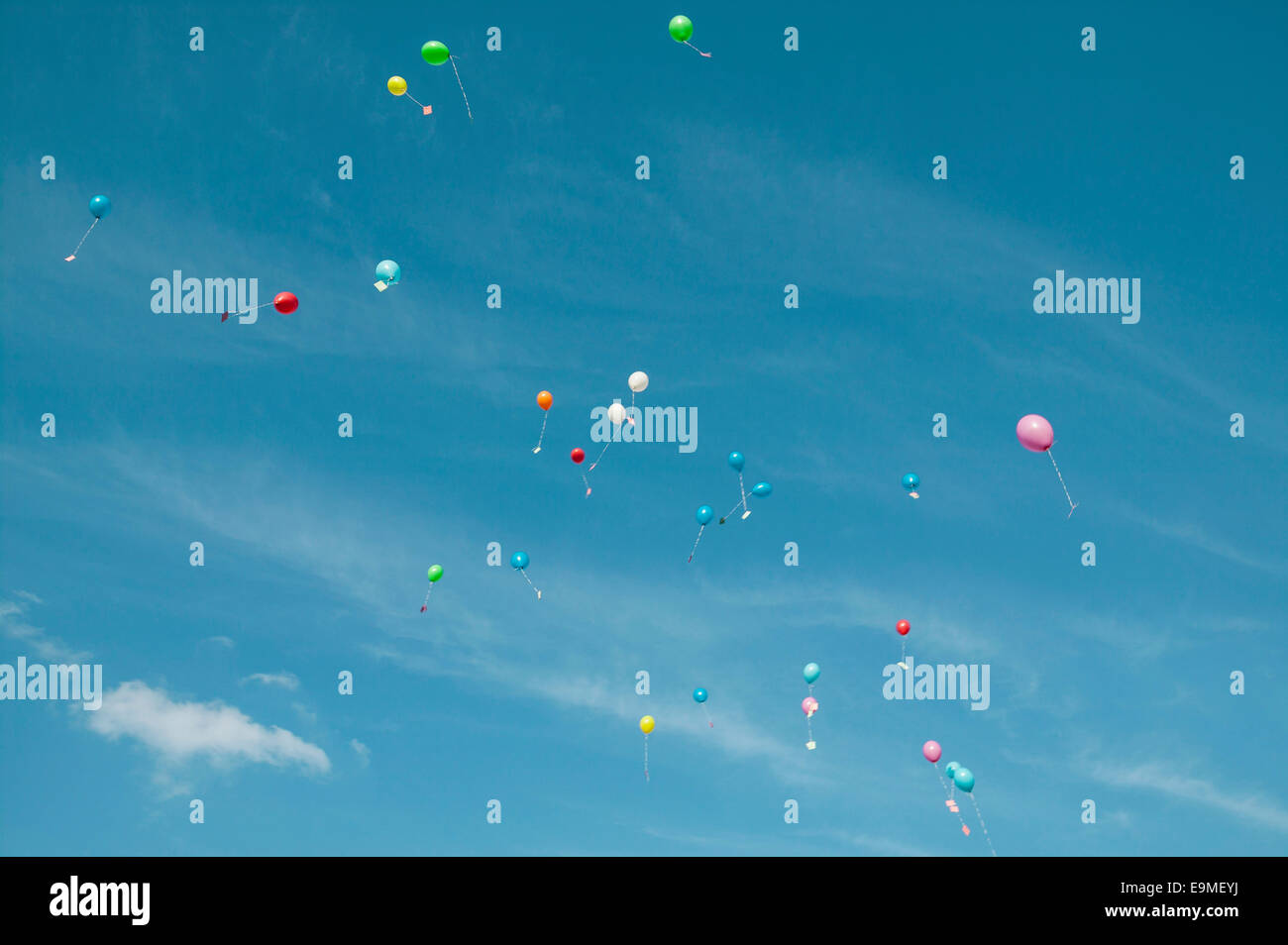 Niedrigen Winkel Ansicht des Ballons mit Nachrichten in der Luft gegen Himmel Stockfoto