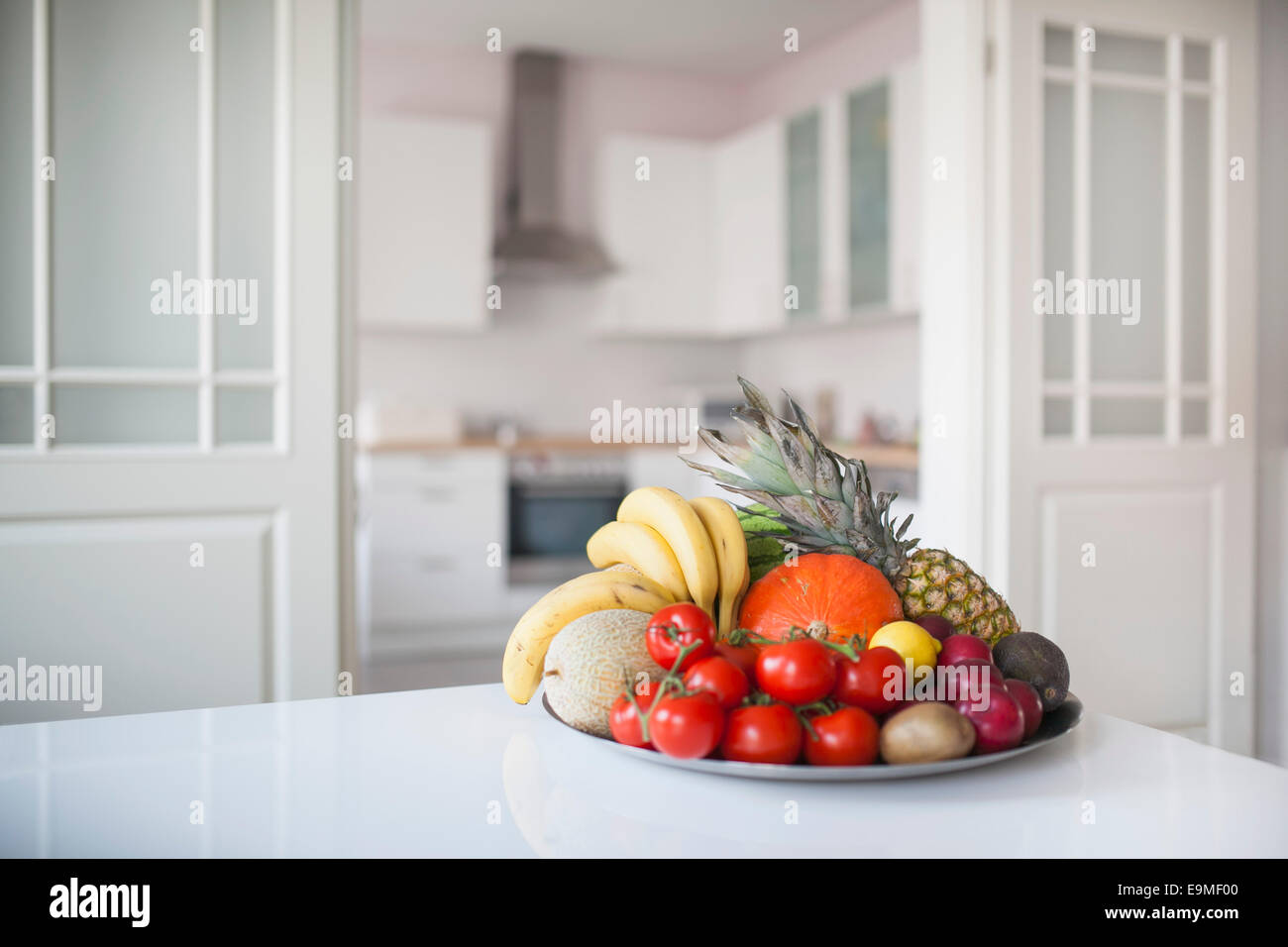 Obst und Gemüse auf Teller zu Hause auf Tisch Stockfoto