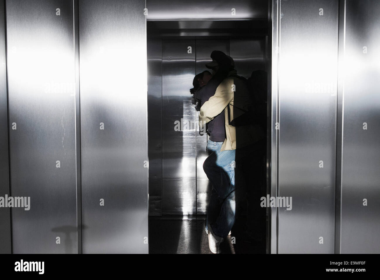 Leidenschaftliche Paare küssen im Aufzug Stockfoto