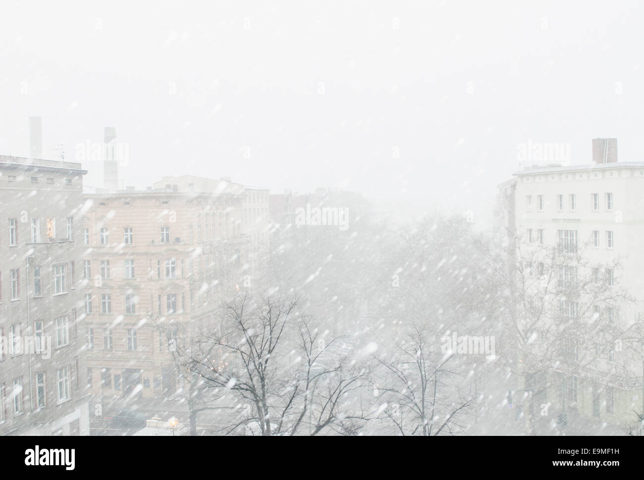 Stadt bei Schneefall gegen klaren Himmel Stockfoto