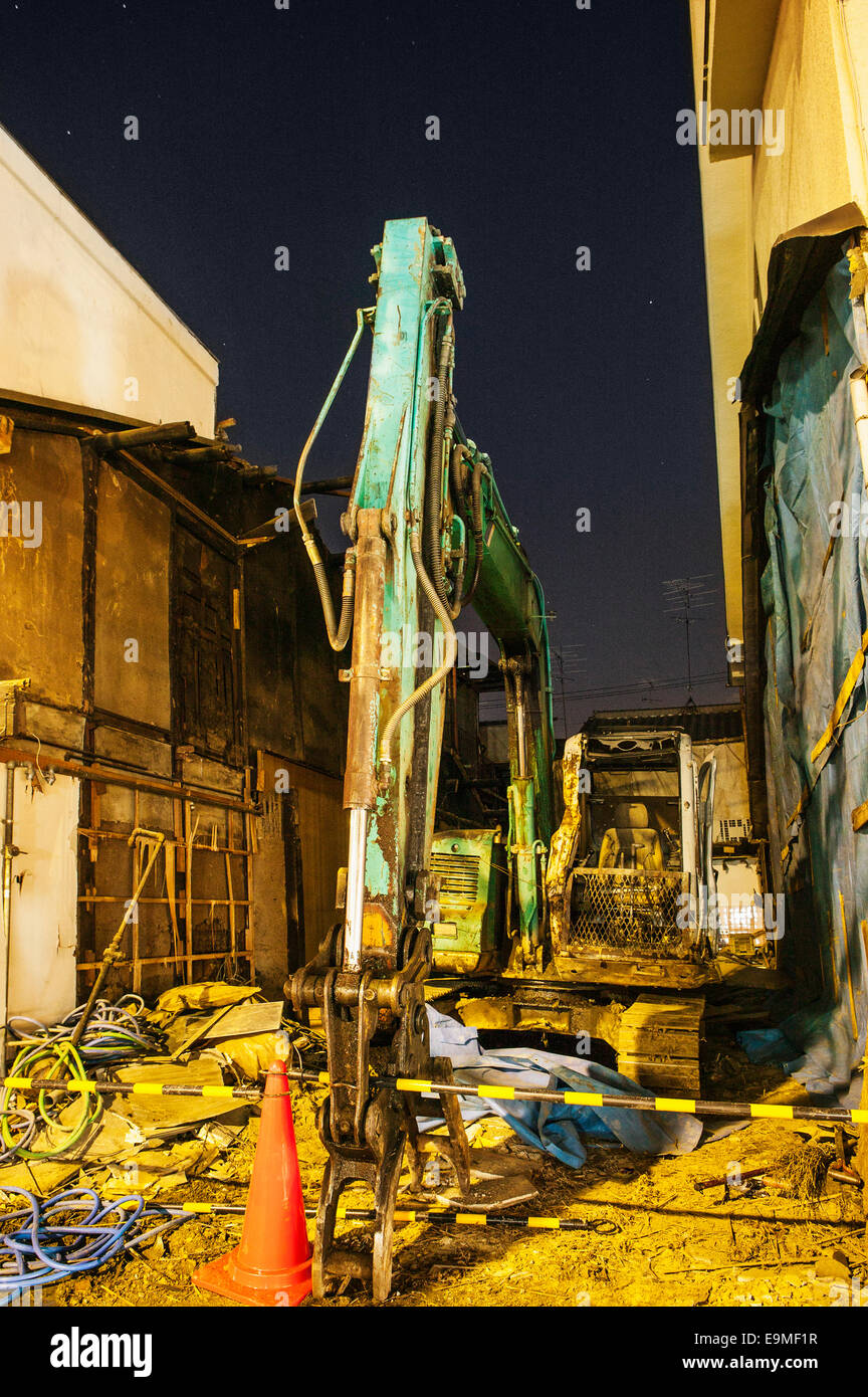 Veraltete Bulldozer gegen Himmel in der Abenddämmerung Stockfoto