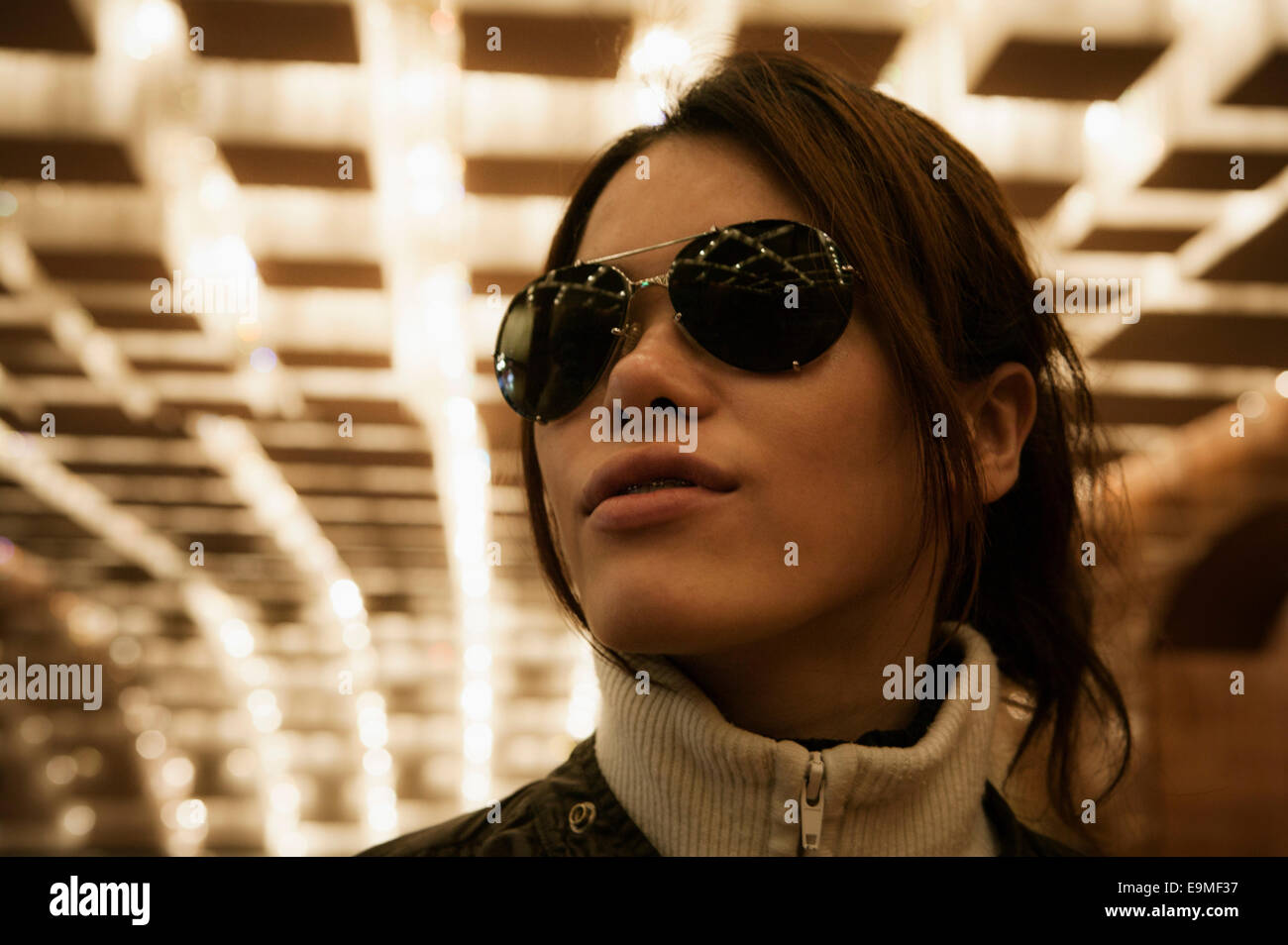 Nahaufnahme der Mitte Erwachsene Frau mit Sonnenbrille im tunnel Stockfoto