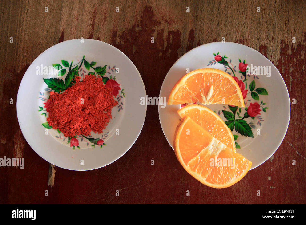 Direkt über dem Schuss Chili-Pulver und Orangenscheibe in Platten am Tisch serviert Stockfoto