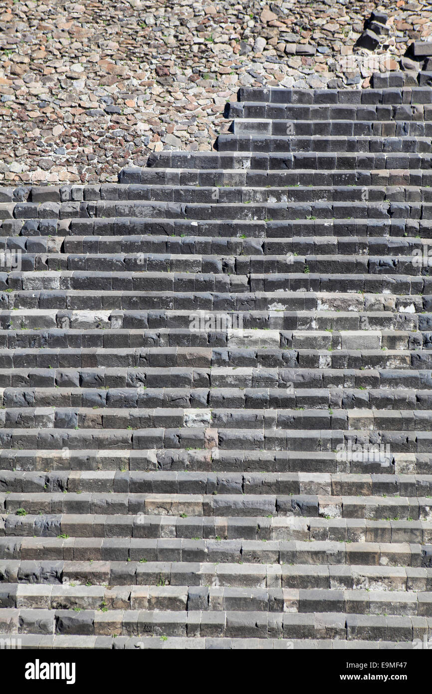 Stufen des alten Tempels in Chichen Itza Stockfoto