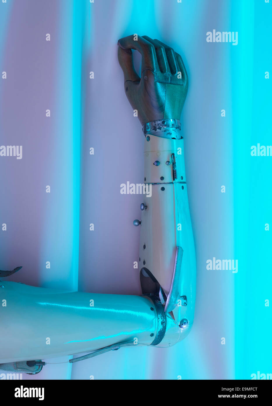 Bild von Roboterhand gegen Vorhang abgeschnitten Stockfoto