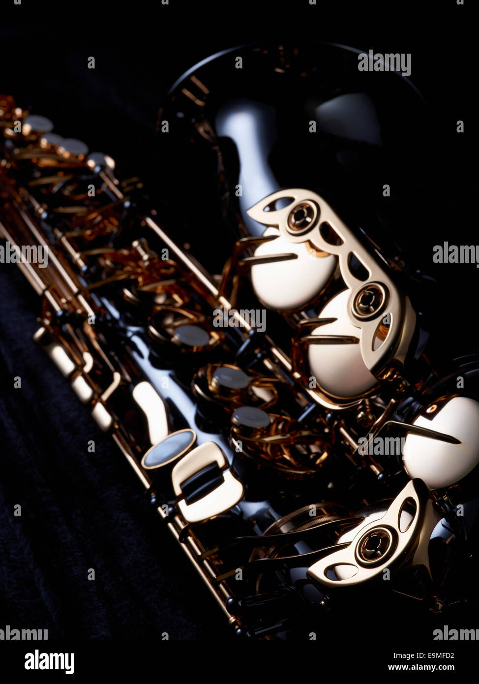 Bild des Saxophons auf schwarzem Hintergrund abgeschnitten Stockfoto