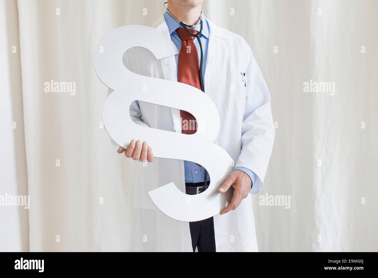 Mittelteil des männlichen Arzt mit Absatz Schild in Klinik Stockfoto