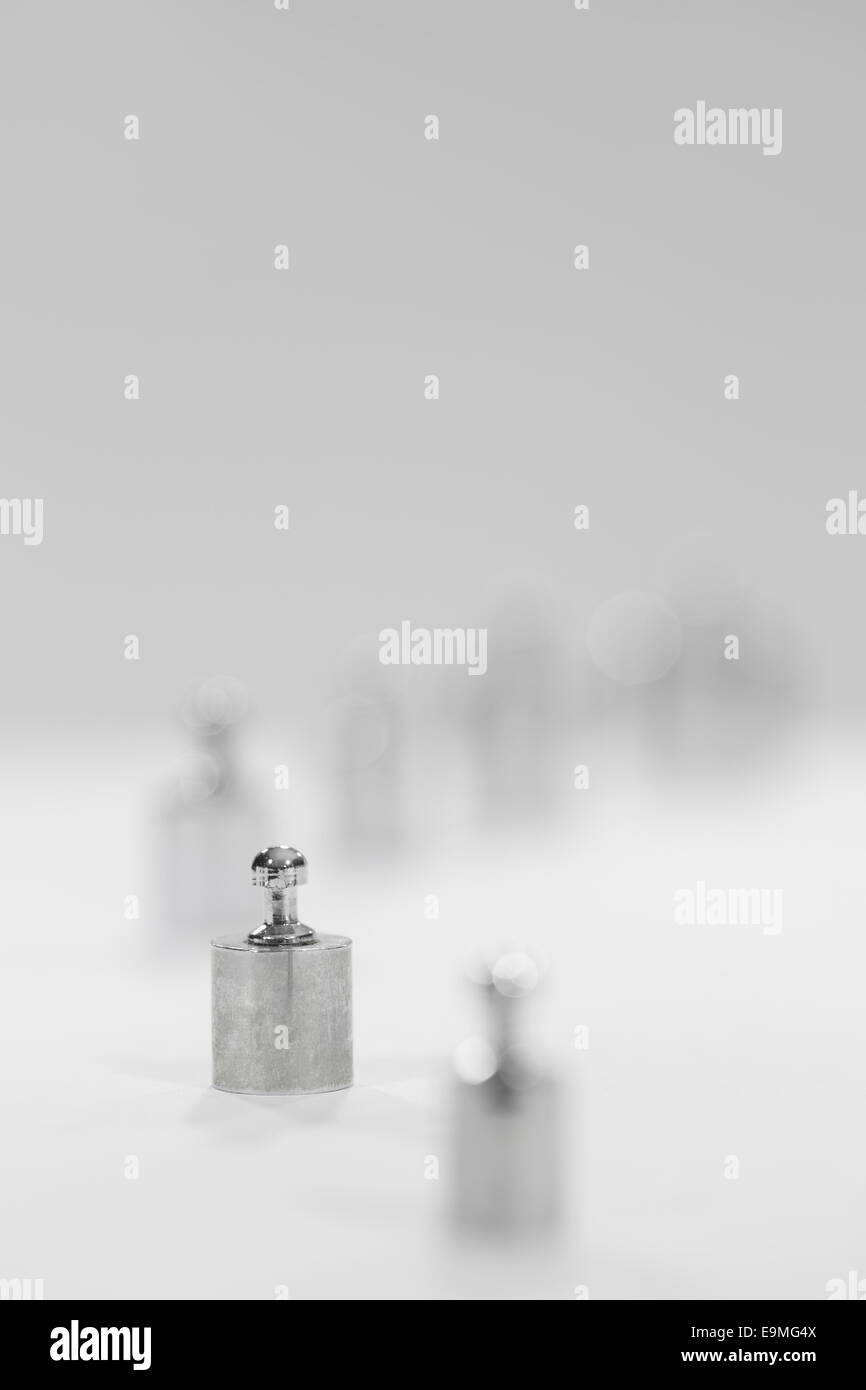 Selektiven Fokus auf kleine metallische Gewicht vor grauem Hintergrund Stockfoto