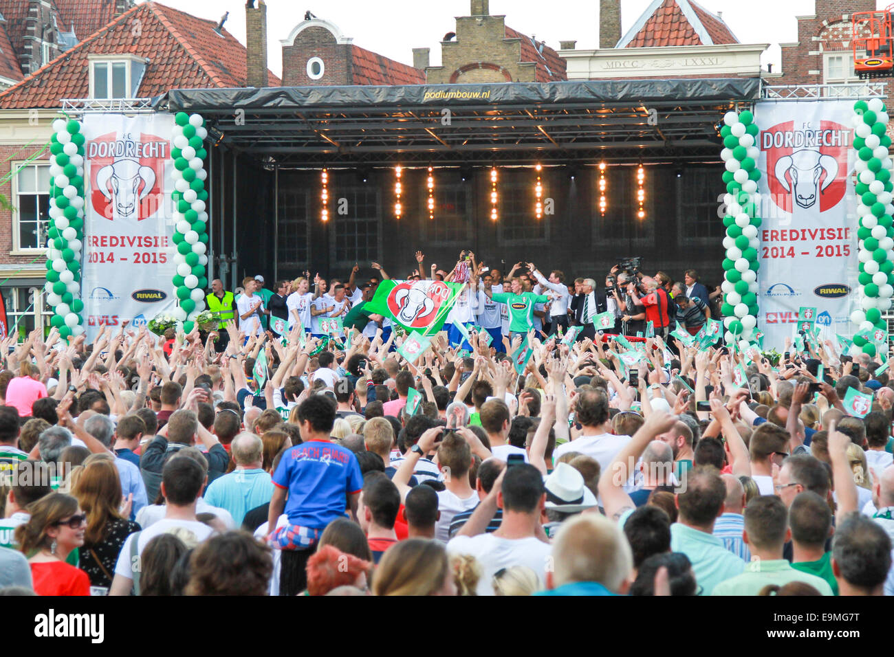 DORDRECHT, Niederlande - 20. Mai 2014: FC Dordrecht Fußballer feiern mit Tasse auf der Bühne, wie Fans anfeuern, um th zu feiern Stockfoto