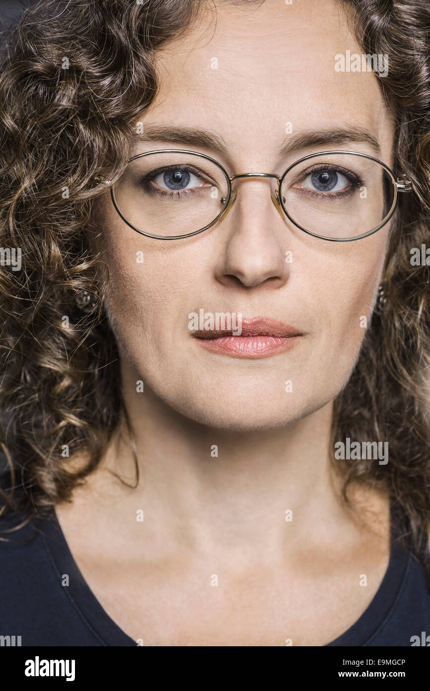 Close-up Portrait Frau mit Brille Stockfoto