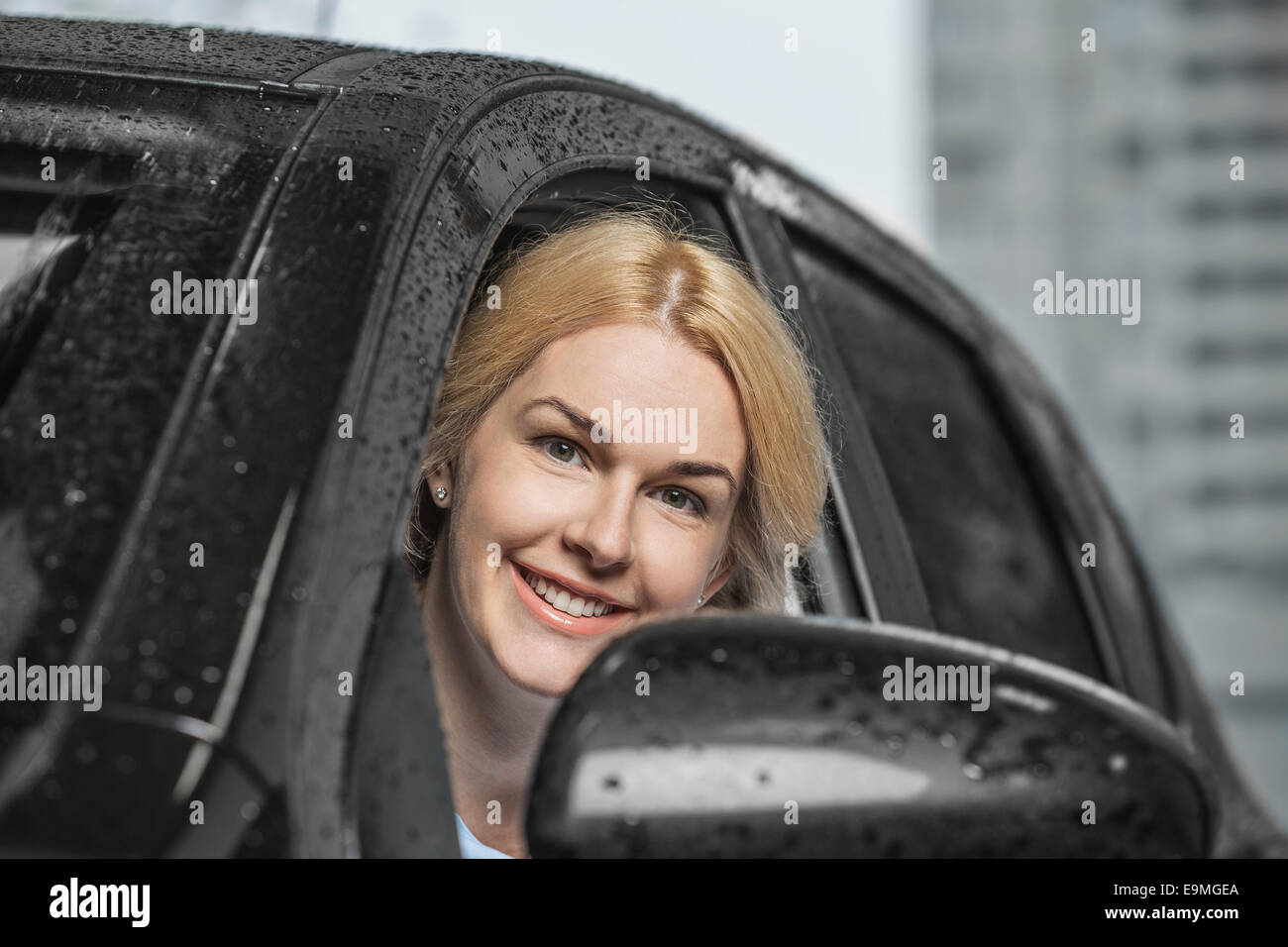 Porträt der glückliche Frau Blick aus dem Autofenster Stockfoto