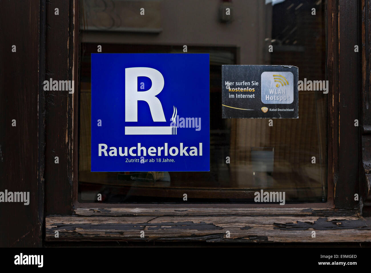 Zeichen einer Raucher-Kneipe am Fenster, Bremen-Vegesack, Deutschland, Europa. Stockfoto Zeichen einer Raucher-Kneipe am Fenster, Bremen-Vegesack, Deutschland, Europa. Stockfoto