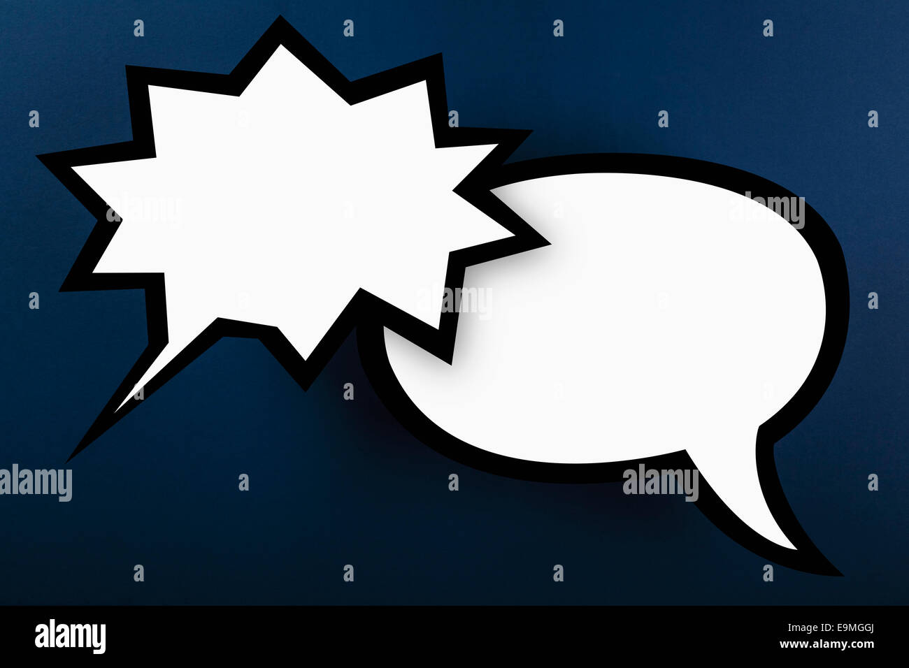 Leeren Sprechblasen vor blauem Hintergrund Stockfoto Leeren Sprechblasen vor blauem Hintergrund Stockfoto