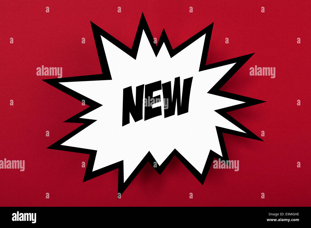 Explodierende kommerziellen Zeichen mit NEW vor rotem Hintergrund Stockfoto
