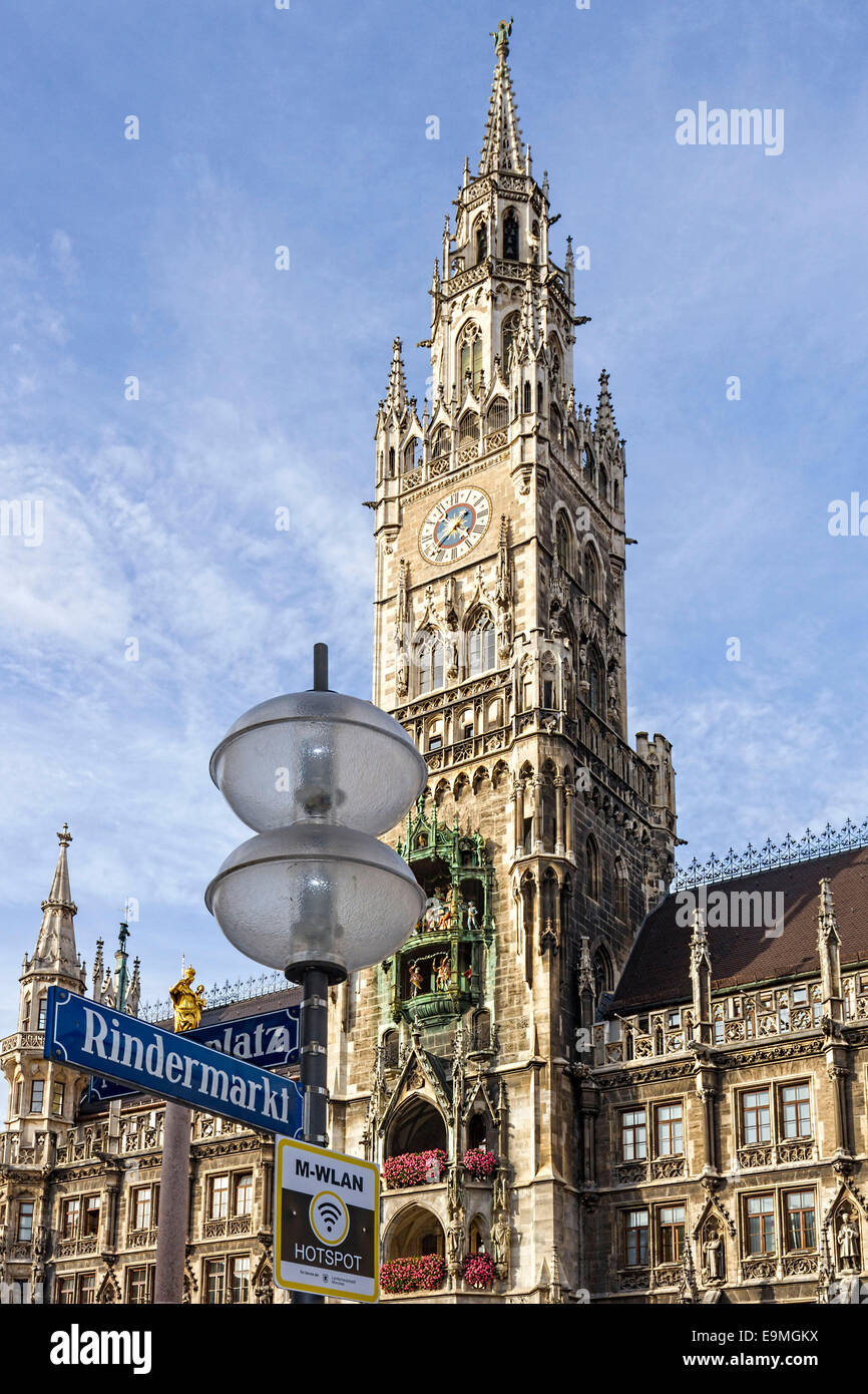 Straße und W-LAN Hot spot Schilder mit dem neuen Rathaus München Oberbayern, Deutschland, Europa. Stockfoto