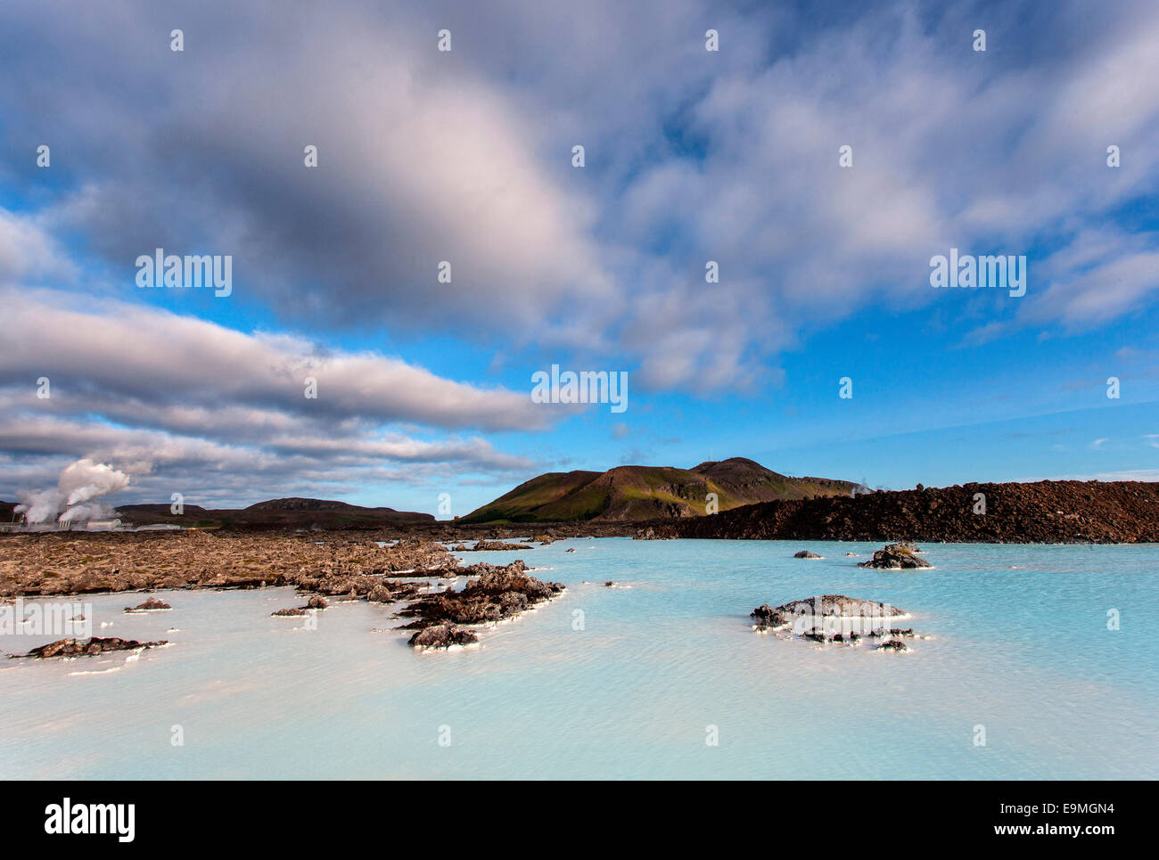 Blaue Lagune in der Nähe von Grindavik mit Svartsengi geothermisches Kraftwerk, Island Stockfoto