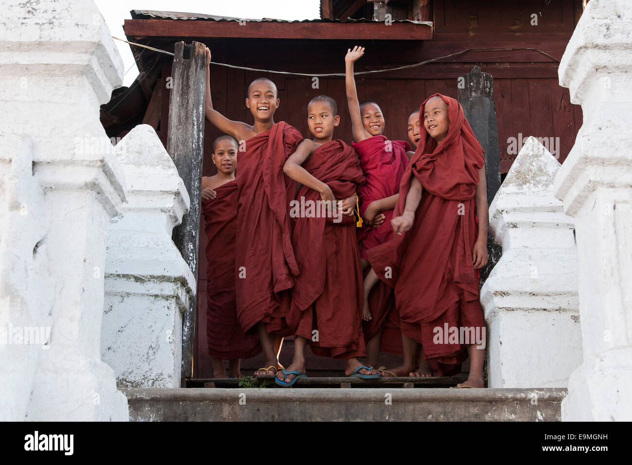 Novizen im Shwe Yaunghwe Kyaung Kloster in der Nähe von Nyaungshwe, Shan-Staat, Inle-See, Myanmar Stockfoto