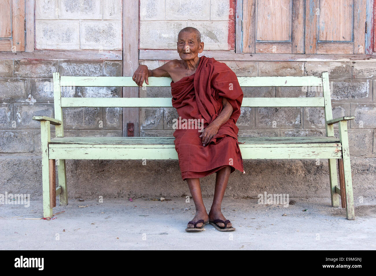 Mönch im Shwe Yaunghwe Kyaung Kloster in der Nähe von Nyaungshwe, Shan-Staat, Inle-See, Myanmar Stockfoto