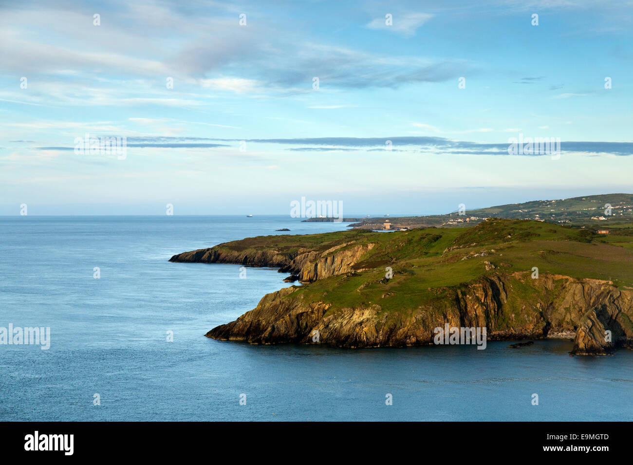 Blick über Bucht Porth Wen FromTorllwyn Landzunge in Richtung Amlwch der Nordküste auf Isle of Anglesey, North Wales UK, Sommer Stockfoto