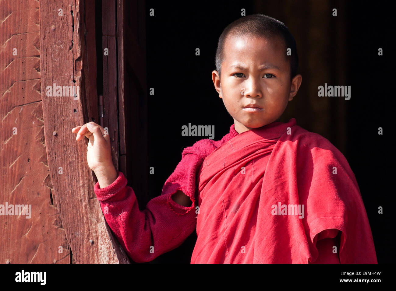 Novize in das Shwe Yaunghwe Kyaung Kloster in der Nähe von Nyaungshwe, Shan-Staat, Inle-See, Myanmar Stockfoto