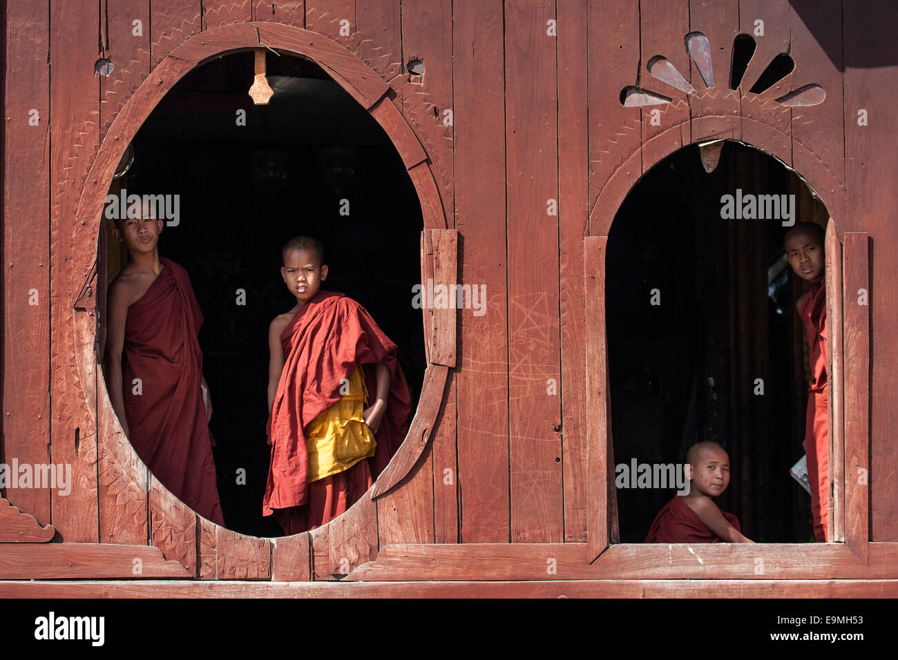 Novizen im Shwe Yaunghwe Kyaung Kloster in der Nähe von Nyaungshwe, Shan-Staat, Inle-See, Myanmar Stockfoto