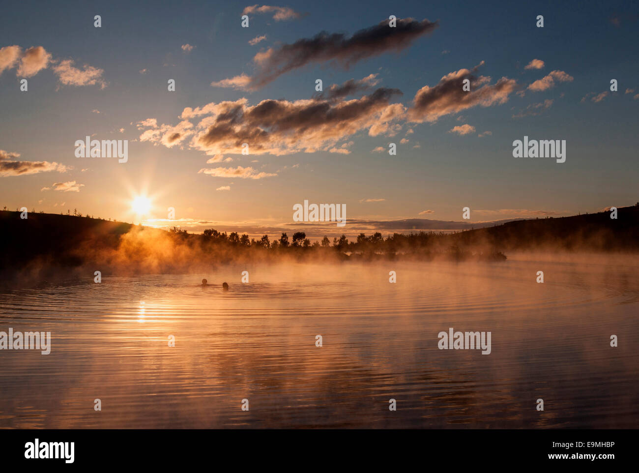 Heiße Quelle, Baden im Thermalsee, Abendlicht, in der Nähe von Husavik, Island Stockfoto