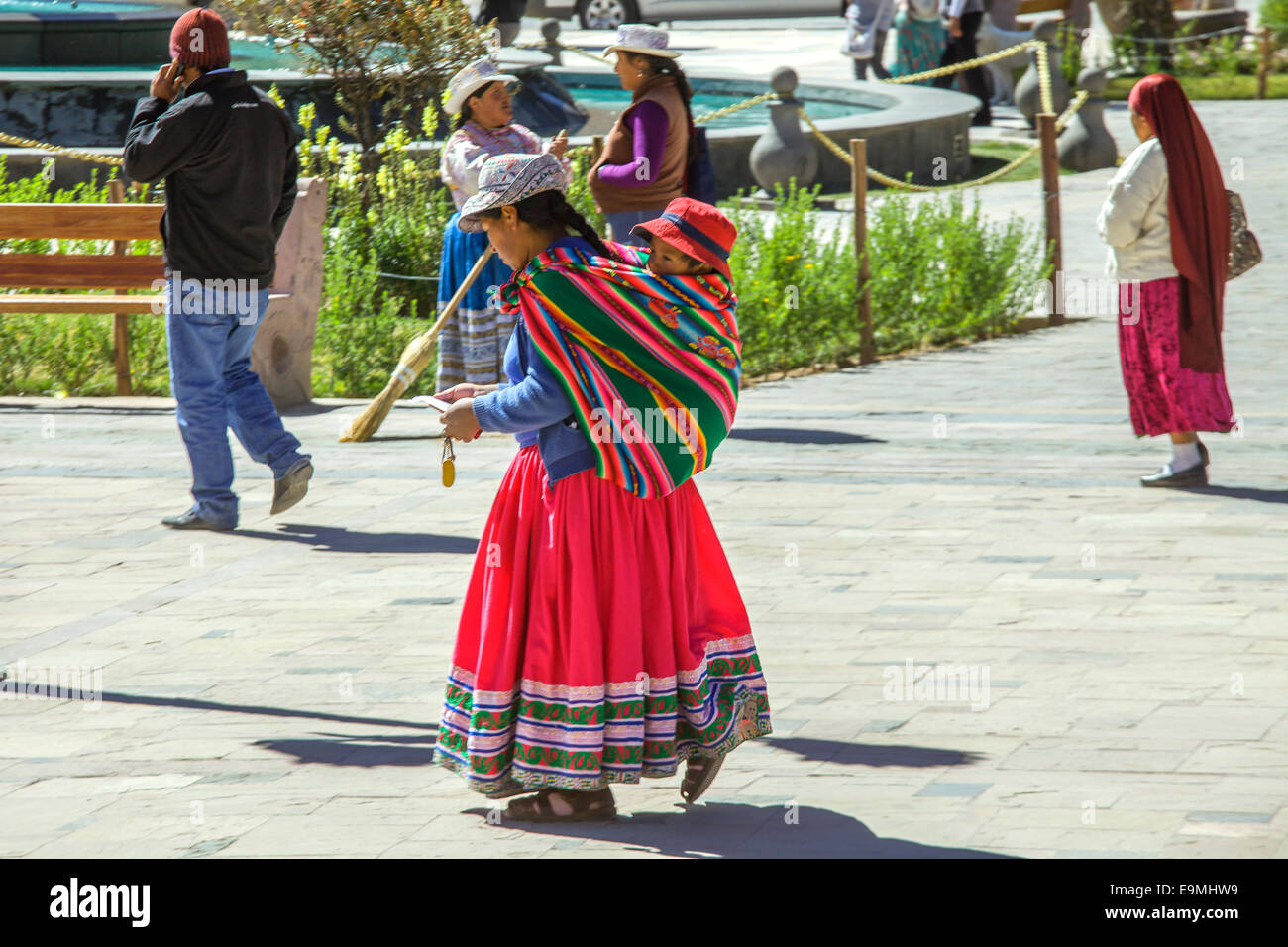 Frau mit Baby auf dem Rücken in Peru Stockfoto