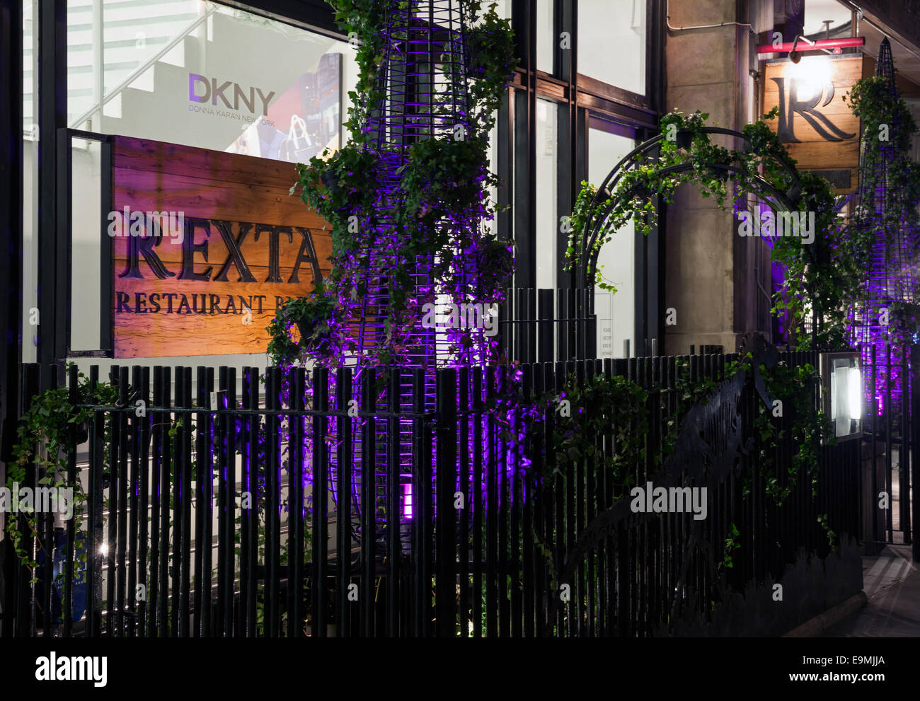 RexTail Restaurant Zeichen und Eingang bis nachts beleuchtet Stockfoto