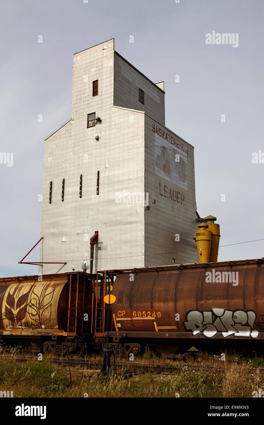 Getreidesilo mit Bulk Transport Zug im Rahmen von Leader Saskatchewan Kanada Stockfoto