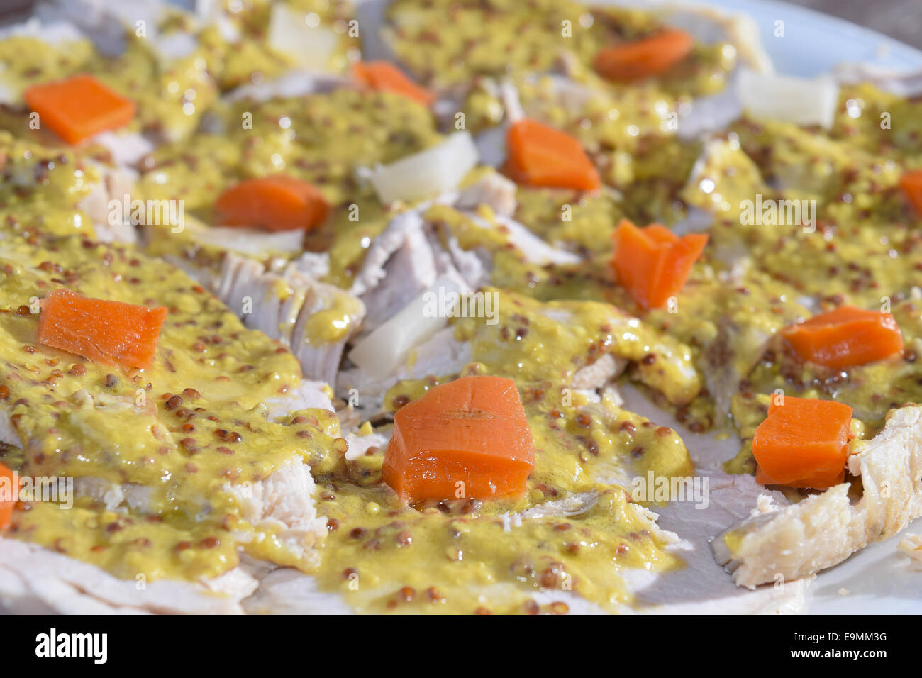 ein schmackhaftes Fleisch Gericht: Schweinebraten mit Senf Sauce und Karotten Stockfoto