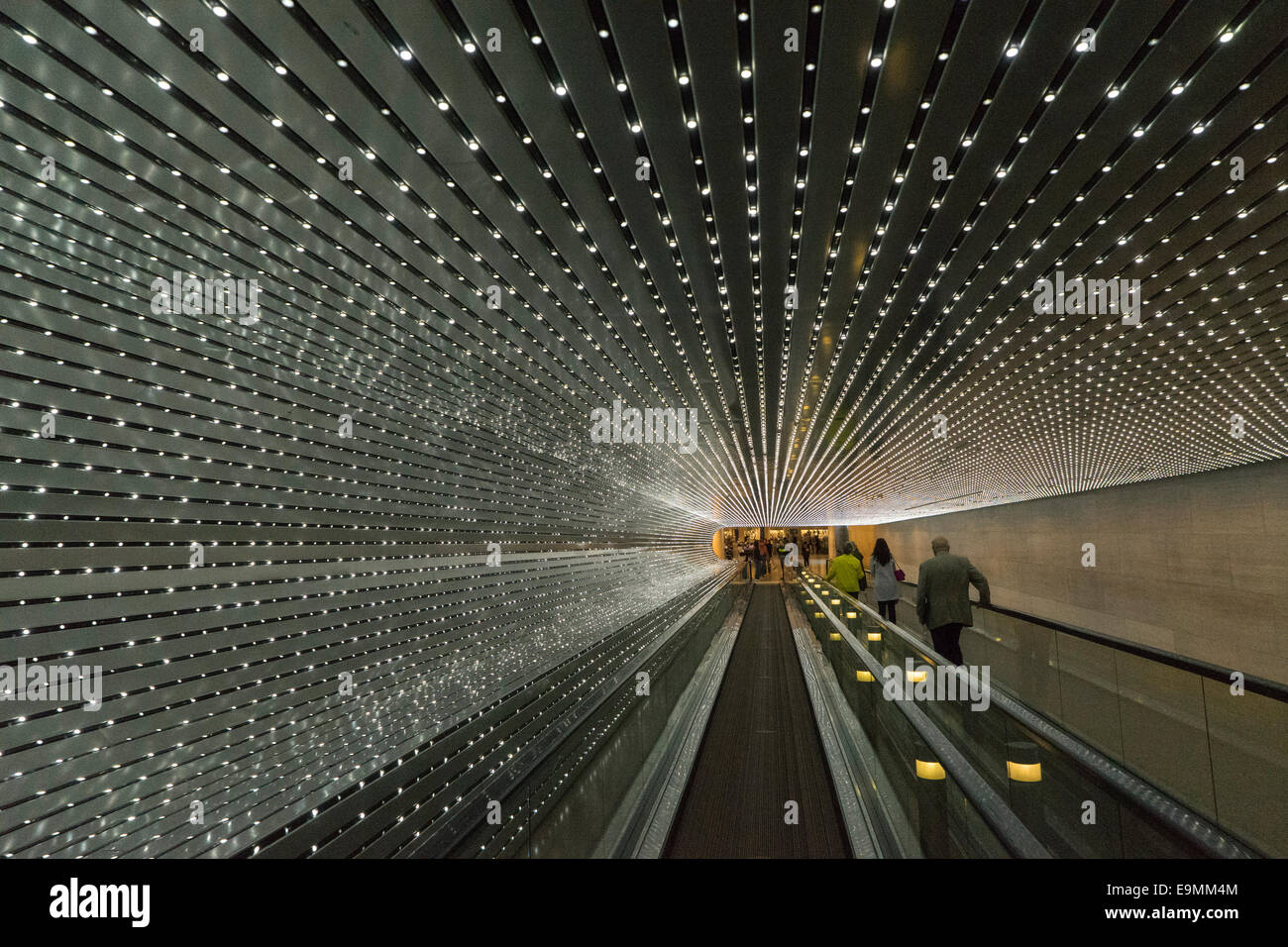 USA, Washington, DC, National Art Gallery, Lichtern in einem Fluchtpunkt auf eine elektrische Bürgersteig Stockfoto