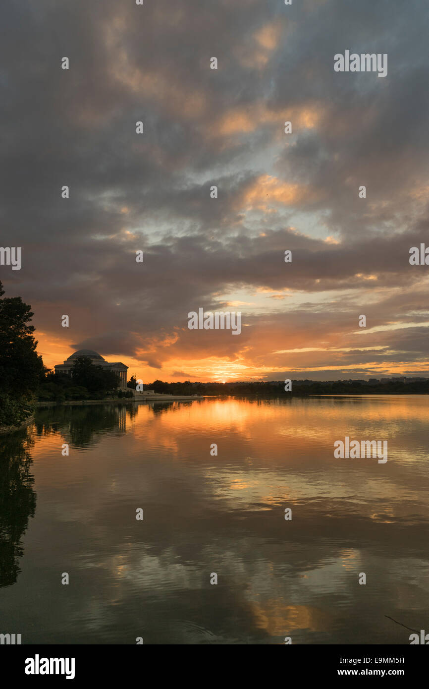 USA, Washington, DC, Jefferson Memorial mit Sonne und Gezeitenbecken einstellen Stockfoto
