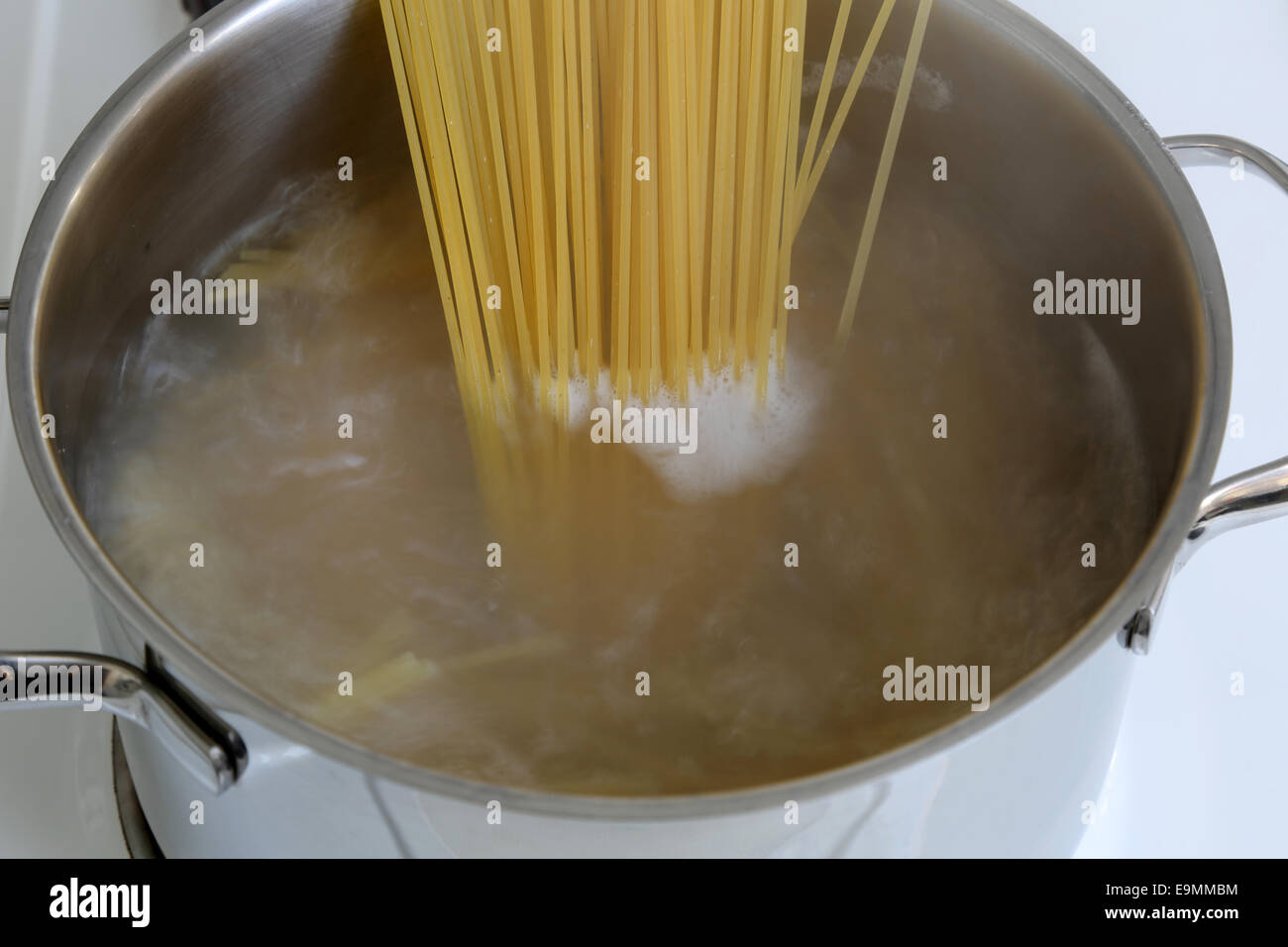 Spaghetti Nudeln Zubereitung: Nudeln in Wasser im Topf kochen Stockfoto